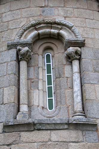 Ventana del lado sureste de la iglesia de Ferreira do Pantón